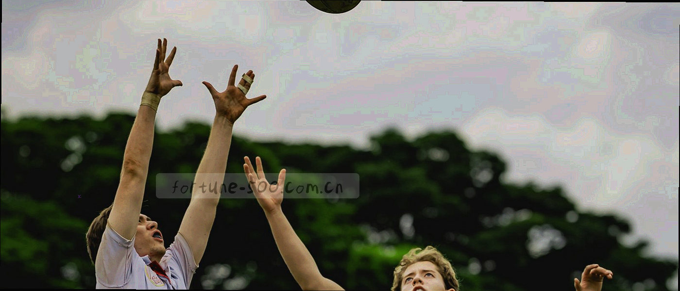 四组分块几何图形与球体轨迹，金红两色点缀深蓝底